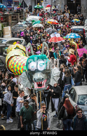 Neapel, Italien. 2. März 2019. Neapel, soziale Karneval in SanitÃ, das zentrale Thema der 2019 edition, von der Rione SanitÃ pädagogischen Netz" gefördert wird 'Comuni Orte - jenseits jeder gemeinsamen Ort. "Ein Thema gewählt, auf die Frage, warum einige Orte bestimmt städtische Bankrott 01.03.2019, Neapel, Italien Kredit sind: Unabhängige Fotoagentur Srl/Alamy leben Nachrichten Stockfoto