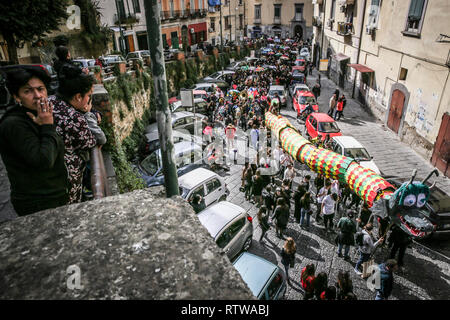Neapel, Italien. 2. März 2019. Neapel, soziale Karneval in SanitÃ, das zentrale Thema der 2019 edition, von der Rione SanitÃ pädagogischen Netz" gefördert wird 'Comuni Orte - jenseits jeder gemeinsamen Ort. "Ein Thema gewählt, auf die Frage, warum einige Orte bestimmt städtische Bankrott 01.03.2019, Neapel, Italien Kredit sind: Unabhängige Fotoagentur Srl/Alamy leben Nachrichten Stockfoto