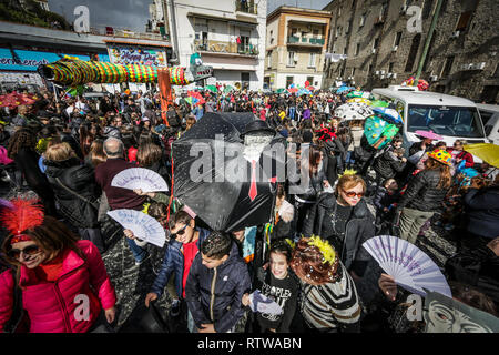 Neapel, Italien. 2. März 2019. Neapel, soziale Karneval in SanitÃ, das zentrale Thema der 2019 edition, von der Rione SanitÃ pädagogischen Netz" gefördert wird 'Comuni Orte - jenseits jeder gemeinsamen Ort. "Ein Thema gewählt, auf die Frage, warum einige Orte bestimmt städtische Bankrott 01.03.2019, Neapel, Italien Kredit sind: Unabhängige Fotoagentur Srl/Alamy leben Nachrichten Stockfoto