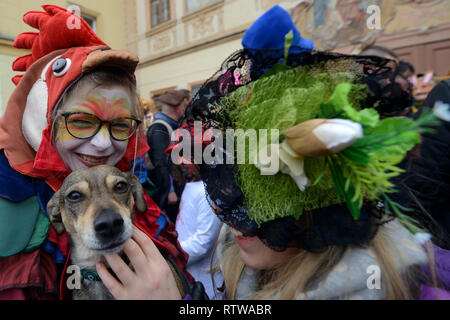 Prag, Tschechische Republik. 2. März, 2019. Die Menschen gekleidet in einem traditionellen Karneval Kostüm Spaziergang von Haus während der traditionelle Folklore Karnevalsumzug in Prag in der Tschechischen Republik zu Haus. Fröhliche maskierte Nachtschwärmer mit einem Band durch das Dorf Haus Haus der scheidende Winter, bevorstehenden Frühjahrstagung und Beginn der 40-tägigen Fastenzeit zu feiern. Credit: Slavek Ruta/ZUMA Draht/Alamy leben Nachrichten Stockfoto