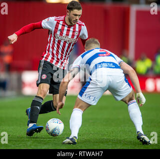 Griffin Park, London. 2. März 2019. Henrik Dalsgaard von Brentford und Jake Bidwell von Queens Park Rangers während der efl Sky Bet Championship Match zwischen Brentford und Queens Park Rangers bei Griffin Park, London, England am 2. März 2019. Foto von salvio Calabrese. Nur die redaktionelle Nutzung, eine Lizenz für die gewerbliche Nutzung erforderlich. Keine Verwendung in Wetten, Spiele oder einer einzelnen Verein/Liga/player Publikationen. Stockfoto