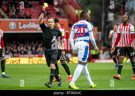Griffin Park, London. 2. März 2019. Helle Osayi-Samuel der Queens Park Rangers erhält eine gelbe Karte während der efl Sky Bet Championship Match zwischen Brentford und Queens Park Rangers bei Griffin Park, London, England am 2. März 2019. Foto von salvio Calabrese. Nur die redaktionelle Nutzung, eine Lizenz für die gewerbliche Nutzung erforderlich. Keine Verwendung in Wetten, Spiele oder einer einzelnen Verein/Liga/player Publikationen. Stockfoto