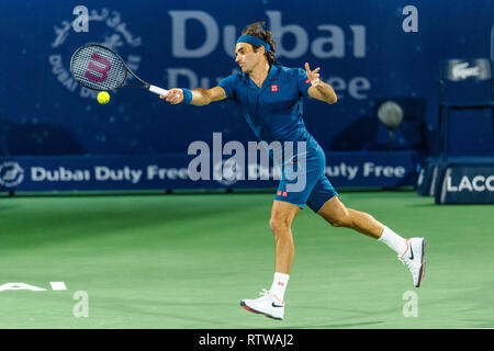 Dubai, VAE. 2. März 2019. Roger Federer von der Schweiz in Aktion im Finale gegen Stefanos Tsitsipas von Griechenland während der Dubai Duty Free Tennis Meisterschaft am Dubai International Tennis Stadium, Dubai, UAE am 02. März 2019. Foto von Grant Winter. Stockfoto