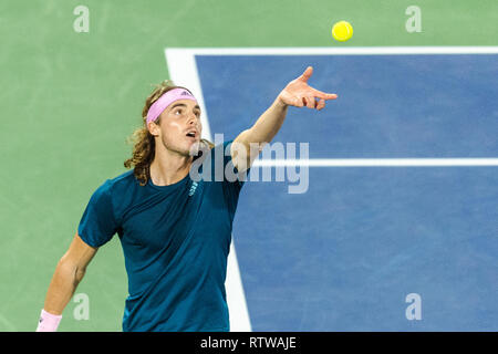 Dubai, VAE. 2. März 2019. Stefanos Tsitsipas von Griechenland dient im Finale gegen Roger Federer von der Schweiz während der Dubai Duty Free Tennis Meisterschaft am Dubai International Tennis Stadium, Dubai, UAE am 02. März 2019. Foto von Grant Winter. Stockfoto