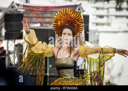 Sesimbra, Portugal. 2. März 2019. Wetter: Carnaval de Sesimbra 2. März 2019, Sesimbra, Portugal Leute kamen heraus Kraft heute den ersten Karneval des Jahres Karneval de Sesimbra zu feiern und den herrlichen Sonnenschein an der Küste zu genießen. Credit: Veteran Fotografie/Alamy leben Nachrichten Stockfoto