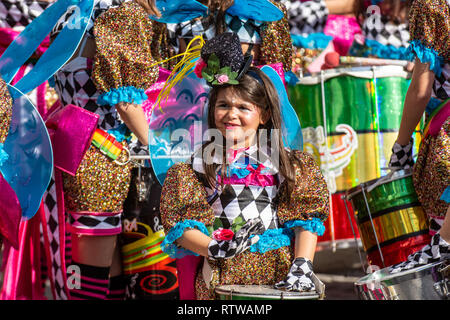 Sesimbra, Portugal. 2. März 2019. Wetter: Carnaval de Sesimbra 2. März 2019, Sesimbra, Portugal Leute kamen heraus Kraft heute den ersten Karneval des Jahres Karneval de Sesimbra zu feiern und den herrlichen Sonnenschein an der Küste zu genießen. Credit: Veteran Fotografie/Alamy leben Nachrichten Stockfoto