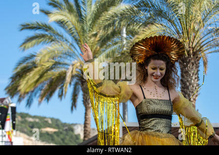 Sesimbra, Portugal. 2. März 2019. Wetter: Carnaval de Sesimbra 2. März 2019, Sesimbra, Portugal Leute kamen heraus Kraft heute den ersten Karneval des Jahres Karneval de Sesimbra zu feiern und den herrlichen Sonnenschein an der Küste zu genießen. Credit: Veteran Fotografie/Alamy leben Nachrichten Stockfoto