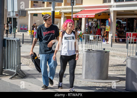 Sesimbra, Portugal. 2. März 2019. Wetter: Carnaval de Sesimbra 2. März 2019, Sesimbra, Portugal Leute kamen heraus Kraft heute den ersten Karneval des Jahres Karneval de Sesimbra zu feiern und den herrlichen Sonnenschein an der Küste zu genießen. Cpiles halten sich an den Händen und genießen das warme Wetter togetehr. Credit: Veteran Fotografie/Alamy leben Nachrichten Stockfoto