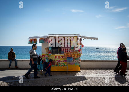 Sesimbra, Portugal. 2. März 2019. Wetter: Carnaval de Sesimbra 2. März 2019, Sesimbra, Portugal Leute kamen heraus Kraft heute den ersten Karneval des Jahres Karneval de Sesimbra zu feiern und den herrlichen Sonnenschein an der Küste zu genießen. Credit: Veteran Fotografie/Alamy leben Nachrichten Stockfoto