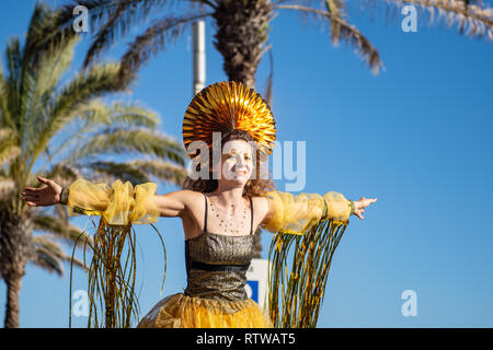 Sesimbra, Portugal. 2. März 2019. Wetter: Carnaval de Sesimbra 2. März 2019, Sesimbra, Portugal Leute kamen heraus Kraft heute den ersten Karneval des Jahres Karneval de Sesimbra zu feiern und den herrlichen Sonnenschein an der Küste zu genießen. Credit: Veteran Fotografie/Alamy leben Nachrichten Stockfoto