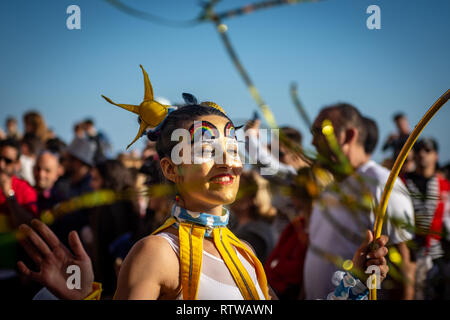 Sesimbra, Portugal. 2. März 2019. Wetter: Carnaval de Sesimbra 2. März 2019, Sesimbra, Portugal Leute kamen heraus Kraft heute den ersten Karneval des Jahres Karneval de Sesimbra zu feiern und den herrlichen Sonnenschein an der Küste zu genießen. Credit: Veteran Fotografie/Alamy leben Nachrichten Stockfoto