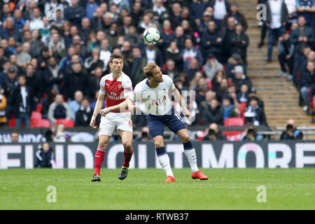 Wembley Stadion, London, UK. 2. März 2019. Harry Kane von Tottenham Hotspur leitet den Ball, wenn unter dem Druck von Laurent Koscielny von Arsenal in der Premier League Spiel zwischen Arsenal und Tottenham Hotspur im Wembley Stadion am 2. März 2019 in London, England. Credit: PHC Images/Alamy Live News Credit: PHC Images/Alamy Live News Credit: PHC Images/Alamy leben Nachrichten Stockfoto