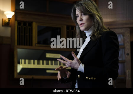 Denison, Iowa, USA. 2 Mär, 2019. Thema und spirituellen Guru Marianne Williamson spricht im Donna Reed Theater und spricht über die Armut in Amerika, in Denison, Iowa Samstag, 2. März 2018, während die Erkundung einer präsidentendurchlauf für 2020. Quelle: Jerry Mennenga/ZUMA Draht/Alamy leben Nachrichten Stockfoto