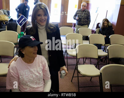 Denison, Iowa, USA. 2 Mär, 2019. Thema und spirituellen Guru Marianne Williamson, stehen, wirft mit TONYA LAMBERTZ von Yankton, SD, trägt ein Marianne hat 2020 vor dem Sprechen im Donna Reed Theater in Denison, Iowa Samstag, 2. März 2018 und die Erkundung einer präsidentendurchlauf für 2020. Quelle: Jerry Mennenga/ZUMA Draht/Alamy leben Nachrichten Stockfoto