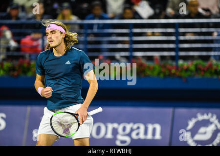 Dubai, VAE. 2. März 2019. Stefanos Tsitsipas feiert Sieg einen Punkt im Finale der 2019 Dubai Duty Free Tennis Tsitsipas verloren 4-6, 4-6 zu Roger Federer Credit: Feroz Khan/Alamy leben Nachrichten Stockfoto