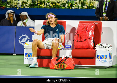 Dubai, VAE. 2. März 2019. Stefanos Tsitsipas spricht mit sich selbst im Finale der 2019 Dubai Duty Free Tennis Meisterschaften. Tsitsipas verloren 4-6, 4-6 Roger Federer aus der Schweiz Kreditkarte: Feroz Khan/Alamy leben Nachrichten Stockfoto