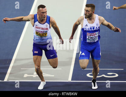 Glasgow, UK. 2. März 2019. Richard Kilty (GBR) schaut zu Konstadinos ZIKOS (GRE) von Griechenland, wie Sie die Zeile Hals und Nacken das Rennen schließlich durch Zikos Kredit gewonnen wurde Kreuz: Ben Stand/Alamy leben Nachrichten Stockfoto