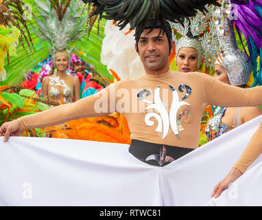 Las Palmas, Gran Canaria, Kanarische Inseln, Spanien. 2. März, 2019. Die Tänzer tragen aufwendigen Kostümen im Rio stil Karneval in Las Palmas auf Gran Canaria. Credit: ALAN DAWSON/Alamy leben Nachrichten Stockfoto