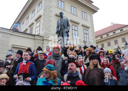 Prag, Tschechische Republik. 2 Mär, 2019. Menschen beteiligen sich an der Prager Karneval in Prag, Hauptstadt der Tschechischen Republik, 2. März 2019. Die Prager Karneval weg von hier am Samstag mit einer Parade mit traditionellen Kostümen und Masken. Der Karneval dauert mehrere Tage, während denen eine Reihe von Veranstaltungen stattfinden wird. Credit: Dana Kesnerova/Xinhua/Alamy leben Nachrichten Stockfoto