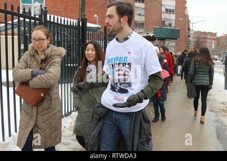 New York, NY, USA. 2. Mar, 2019. Die Rückkehr in seine Heimat Brooklyn, NY Wurzeln am 2. März 2019, Senator Bernie Sanders von Vermont seinen US-Präsidentschaft Angebot 2020 am Brooklyn College - die Nachbarschaft der Schule, die er für ein Jahr vor ihrem Abschluss an der Universität von Chicago im Jahre 1964 besucht. Vor einer großen Menschenmenge der Fans auf einem verschneiten Tag, Sanders sprach von seinen bescheidenen Anfängen im Bereich, dass seine sozialen Bewusstsein gebildet. © 2019 G. Ronald Lopez/DigiPixsAgain. us/Alamy leben Nachrichten Stockfoto