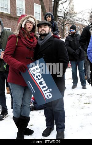 New York, NY, USA. 2. Mar, 2019. Die Rückkehr in seine Heimat Brooklyn, NY Wurzeln am 2. März 2019, Senator Bernie Sanders von Vermont seinen US-Präsidentschaft Angebot 2020 am Brooklyn College - die Nachbarschaft der Schule, die er für ein Jahr vor ihrem Abschluss an der Universität von Chicago im Jahre 1964 besucht. Vor einer großen Menschenmenge der Fans auf einem verschneiten Tag, Sanders sprach von seinen bescheidenen Anfängen im Bereich, dass seine sozialen Bewusstsein gebildet. © 2019 G. Ronald Lopez/DigiPixsAgain. us/Alamy leben Nachrichten Stockfoto
