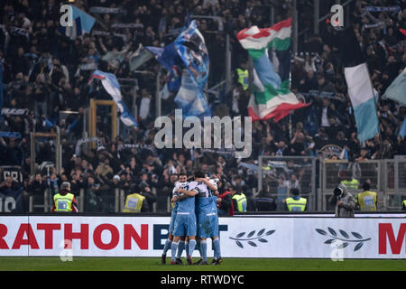 Rom, Italien. 2 Mär, 2019. RoRome, Italien. 02 Mär, 2019. Spieler von Lazio feiert den Sieg in der Serie A Match zwischen Latium und Roma im Stadio Olimpico, RoRome, Italien am 2. März 2019. Foto von Giuseppe Maffia. Credit: UK Sport Pics Ltd/Alamy leben Nachrichten Stockfoto