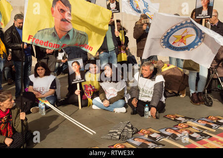 London, Großbritannien. 2. März 2019. Ein Protest von Gik-Der türkisch/kurdischen kulturellen Verein organisiert und sozialistischen Frauen Union SKB sendet Solidarität der Hungerstreikenden in der Türkei gegen die Inhaftierung von Mitgliedern der HDP (Völker) und der Demokratischen Partei der Freien Frauen Kongress, sowie viele Journalisten, Sozialisten und LGBTI-Aktivisten. Credit: Peter Marschall/Alamy leben Nachrichten Stockfoto