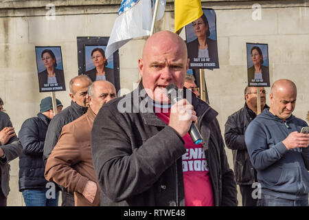 London, Großbritannien. 2. März 2019. RMT Senior Assistant Generalsekretär Steve Hedley spricht bei einem Protest durch Gik-Der türkisch/kurdischen kulturellen Verein organisiert und sozialistischen Frauen Union SKB senden Solidarität der Hungerstreikenden in der Türkei gegen die Inhaftierung von Mitgliedern der HDP (Völker) und der Demokratischen Partei der Freien Frauen Kongress, sowie viele Journalisten, Sozialisten und LGBTI-Aktivisten. Credit: Peter Marschall/Alamy leben Nachrichten Stockfoto