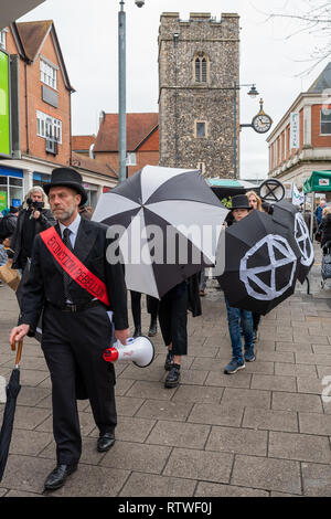 Canterbury, Großbritannien. 23. Februar 2019. Anhänger der Canterbury Aussterben Rebellion Gruppe bilden, im Zentrum der Stadt dann Teil in einem symbolischen Trauerzug, die den Tod von Pflanzen, Tieren, Menschen und der Planeten durch die Klimakrise, Verlust oder das Leben nehmen. Der Protest in einem Schwarm Aktion blockieren St. Peters Platz gipfelte. Die Polizei war anwesend, hat aber nicht gestört, es gab keine Verhaftungen. Credit: Stephen Bell/Alamy leben Nachrichten Stockfoto