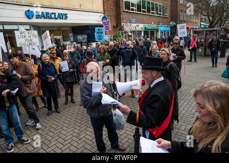 Canterbury, Großbritannien. 23. Februar 2019. Anhänger der Canterbury Aussterben Rebellion Gruppe bilden, im Zentrum der Stadt dann Teil in einem symbolischen Trauerzug, die den Tod von Pflanzen, Tieren, Menschen und der Planeten durch die Klimakrise, Verlust oder das Leben nehmen. Der Protest in einem Schwarm Aktion blockieren St. Peters Platz gipfelte. Die Polizei war anwesend, hat aber nicht gestört, es gab keine Verhaftungen. Credit: Stephen Bell/Alamy leben Nachrichten Stockfoto