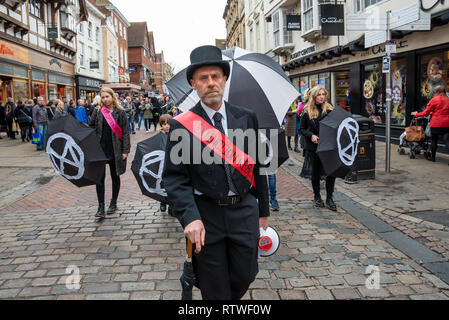 Canterbury, Großbritannien. 23. Februar 2019. Anhänger der Canterbury Aussterben Rebellion Gruppe bilden, im Zentrum der Stadt dann Teil in einem symbolischen Trauerzug, die den Tod von Pflanzen, Tieren, Menschen und der Planeten durch die Klimakrise, Verlust oder das Leben nehmen. Der Protest in einem Schwarm Aktion blockieren St. Peters Platz gipfelte. Die Polizei war anwesend, hat aber nicht gestört, es gab keine Verhaftungen. Credit: Stephen Bell/Alamy leben Nachrichten Stockfoto