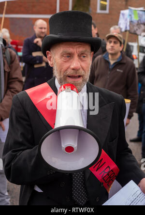 Canterbury, Großbritannien. 23. Februar 2019. Anhänger der Canterbury Aussterben Rebellion Gruppe bilden, im Zentrum der Stadt dann Teil in einem symbolischen Trauerzug, die den Tod von Pflanzen, Tieren, Menschen und der Planeten durch die Klimakrise, Verlust oder das Leben nehmen. Der Protest in einem Schwarm Aktion blockieren St. Peters Platz gipfelte. Die Polizei war anwesend, hat aber nicht gestört, es gab keine Verhaftungen. Credit: Stephen Bell/Alamy leben Nachrichten Stockfoto