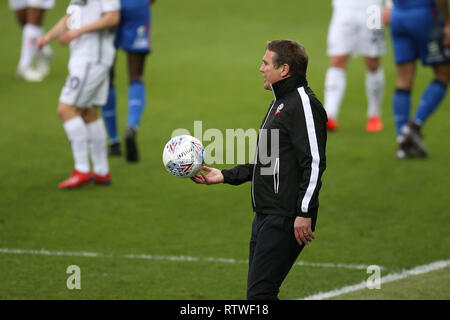 Swansea, Wales, UK. 2. März, 2019. Bolton Wanderers Manager Phil Parkinson schaut aus seinem technischen Gebiet. EFL Skybet Meisterschaft übereinstimmen, Swansea City v Bolton Wanderers am Liberty Stadium in Swansea, Südwales am Samstag, den 2. März 2019. Dieses Bild dürfen nur für redaktionelle Zwecke verwendet werden. Nur die redaktionelle Nutzung, eine Lizenz für die gewerbliche Nutzung erforderlich. Keine Verwendung in Wetten, Spiele oder einer einzelnen Verein/Liga/player Publikationen. pic von Andrew Obstgarten/Andrew Orchard sport Fotografie/Alamy leben Nachrichten Stockfoto