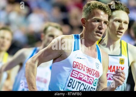 Glasgow, Schottland, Großbritannien. 2. März, 2019. BUTCHART Andrew GBR konkurrieren in der 3000 m Männer Final Event während der Tag Zwei der Europäischen Leichtathletik Indoor Championships 2019 im Emirates Stadion in Glasgow, Schottland, Vereinigtes Königreich. 2.03.2019 Credit: Cronos/Alamy leben Nachrichten Stockfoto