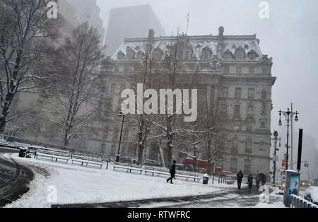 New York, New York, USA. 2 Mär, 2019. Menschen gesehen vor der Surrogate am 31 Chambers Street während ein verschneiter Tag. Credit: Ryan Rahman/SOPA Images/ZUMA Draht/Alamy leben Nachrichten Stockfoto