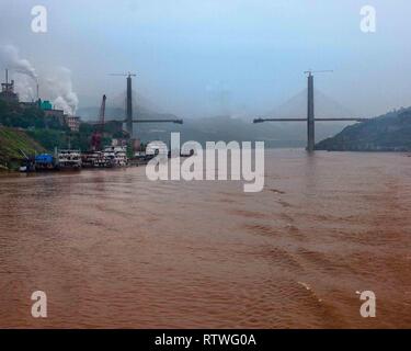 Chonquing Changshou, Gemeinde, China. 22 Okt, 2006. Die Changshou Yangtze Brücke im Bau. Eine Schrägseilbrücke über den Yangtze River, in der CHANGSHOU Bezirk der Stadt Chongqing, China, die 1.510 ft (460 m) main Span ist unter das längste Kabel - Brücken der Welt verbracht. Credit: Arnold Drapkin/ZUMA Draht/Alamy leben Nachrichten Stockfoto