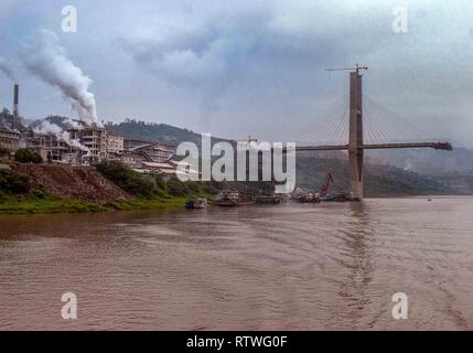 Chonquing Changshou, Gemeinde, China. 22 Okt, 2006. Die Changshou Yangtze Brücke im Bau. Eine Schrägseilbrücke über den Yangtze River, in der CHANGSHOU Bezirk der Stadt Chongqing, China, die 1.510 ft (460 m) main Span ist unter das längste Kabel - Brücken der Welt verbracht. Credit: Arnold Drapkin/ZUMA Draht/Alamy leben Nachrichten Stockfoto