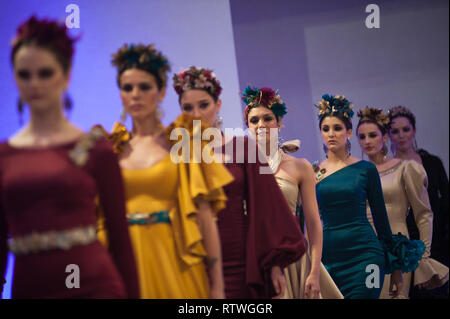 Malaga, Malaga, Spanien. 2 Mär, 2019. Modelle gesehen, Flamenco Kleider für Fotografen posiert auf dem Laufsteg während der IV Internationalen Flamenco Mode Messe (FIMAF) im NH Hotel in der Innenstadt von Stadt. Jedes Jahr eine neue Auflage der Internationalen Flamenco Fashion Fair geschieht, ein Treffen mit Designer zu fördern und die vor der Saison flamenco Mode präsentieren. Der flamenco Modebranche ist ein wirtschaftlicher Motor aus Andalusien, und seine Kultur ist international anerkannt. Credit: Jesus Merida/SOPA Images/ZUMA Draht/Alamy leben Nachrichten Stockfoto