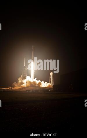 Die SpaceX Falcon 9 Rakete mit dem Drachen Commercial Crew capsule abhebt vom Launch Pad 39A am Kennedy Space Center, das am 2. März 2019 in Cape Canaveral, Florida. Der Test Start der unbemannte Flugkörper zur Internationalen Raumstation ist der erste kommerzielle crew Test- und den Beginn einer neuen Ära für die NASA Raumfahrt. Stockfoto