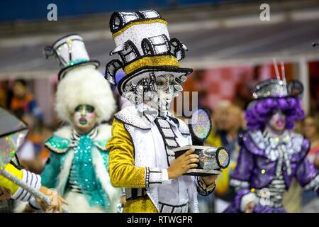 Sao Paulo, Sao Paulo, Brasilien. 2 Mär, 2019. Mitglieder der Sambaschule Samba Schulen beteiligen sich an der Parade an der Anhembi Sambadrome, in der zweiten Nacht der Karneval 2019 in Sao Paulo, Brasilien Credit: Paulo Lopes/ZUMA Draht/Alamy leben Nachrichten Stockfoto