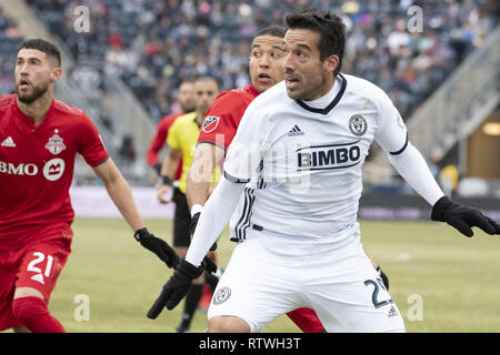 Chester, Pennsylvania, USA. 2 Mär, 2019. Toronto FC JONATHAN OSORIO (21), die in Aktion gegen die Philadelphia Union ILSINHO (25) zu Talen Energie Stadion in Chester, Pennsylvania Credit: Ricky Fitchett/ZUMA Draht/Alamy leben Nachrichten Stockfoto