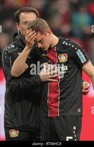 Sven Bender Leverkusen gesehen, während die deutsche Bundesliga Fußball Spiel zwischen Bayer Leverkusen und der SC Freiburg in Leverkusen, Deutschland verletzt. Bayer Leverkusen gegen den SC Freiburg mit 2:0. Stockfoto