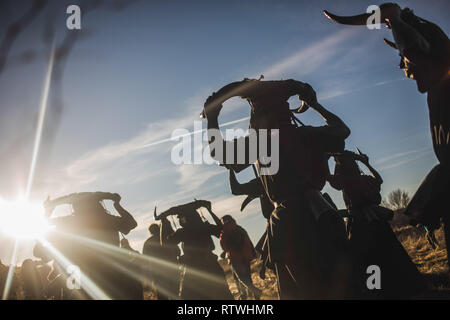 Luzon, Guadalajara, Spanien. 2 Mär, 2019. Nachtschwärmer sind Kleid mit Stier Hörner, Kuhglocken und Öl und Ruß während der Teufel von Luzon Karneval gesehen. Hunderte von Menschen aus der alten Tradition des Festivals der Teufel und die maskierten Figuren zu feiern. Leute kleiden wie Teufel mit Stier Hörner, Kuhglocken und Malen thei Körper mit schwarzen Öl und Ruß. Nachtschwärmer tragen weiße Masken. Die Tradition geht zurück bis in das 14. Jahrhundert. Credit: Bruno Thevenin/SOPA Images/ZUMA Draht/Alamy leben Nachrichten Stockfoto