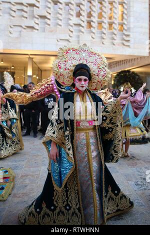 Malta, Malta. 2 Mär, 2019. Ein Nachtschwärmer führt während der karnevalsumzug in Valletta, Malta, am 2. März 2019. Malta Karneval 2019 feiern begann am 1. März und wird bis zum 5. März. Credit: Yuan Yun/Xinhua/Alamy leben Nachrichten Stockfoto