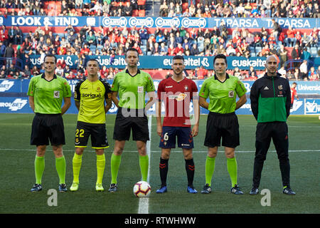 Die Kapitäne beider Mannschaften und die Schiedsrichter sind vor den spanischen Fußball der Liga 123, Übereinstimmung zwischen CA Osasuna und nastic von Tarragona an der Sadar Stadium, in Pamplona gesehen. (Endstand; CA Osasuna 1:0 NASTIC) Stockfoto