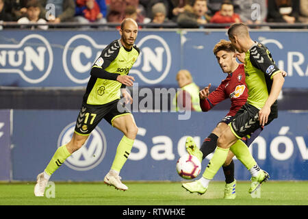 Nacho Vidal (Verteidiger; CA Osasuna) und Mikel (Verteidiger; Nastic Tarragona) in Aktion während der spanischen Fußball der Liga 123, Übereinstimmung zwischen CA Osasuna und nastic von Tarragona an der Sadar Stadion gesehen werden, in Pamplona. (Endstand; CA Osasuna 1:0 NASTIC) Stockfoto