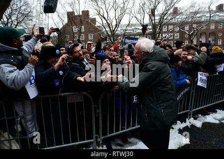 New York, NY, USA. 2. März, 2019. Bernie Sanders (I-VT) grüsst Unterstützer, als er Kicks - weg von seiner Kampagne für die 2020 Präsidentschaftswahlen in den USA auf einer demokratischen Ticket auf einer Kundgebung am Brooklyn College, in Brooklyn, NY Am 2. März 2019. Credit: OOgImages/Alamy leben Nachrichten Stockfoto
