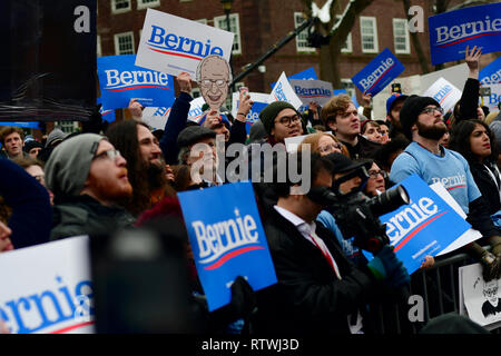 New York, NY, USA. 2. März, 2019. Anhänger der Bernie Sanders (I-VT) an der Kampagne 2020 Kick-off am Brooklyn College, in Brooklyn, NY Am 2. März 2019. Die unabhängige US-Senator von Vermont und US-Präsidentschaftskandidaten angekündigt seinen zweiten Lauf für die Demokraten auf dem Gelände des College, die er für ein Jahr ging. Credit: OOgImages/Alamy leben Nachrichten Stockfoto