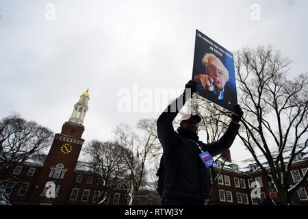 New York, NY, USA. 2. März, 2019. Bernie Sanders Fans warten in Erwartung, vor der Kampagne 2020 Kick-off-Rallye am Brooklyn College, in Brooklyn, NY Am 2. März 2019. Die unabhängige US-Senator von Vermont und US-Präsidentschaftskandidaten angekündigt seinen zweiten Lauf für die Demokraten auf dem Gelände des College, die er für ein Jahr ging. Credit: OOgImages/Alamy leben Nachrichten Stockfoto