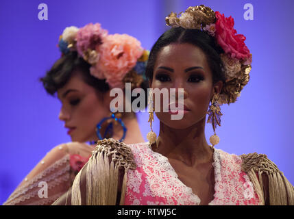 Modelle gesehen, Flamenco Kleider für Fotografen posiert auf dem Laufsteg während der IV Internationalen Flamenco Mode Messe (FIMAF) im NH Hotel in der Innenstadt von Stadt. Jedes Jahr eine neue Auflage der Internationalen Flamenco Fashion Fair geschieht, ein Treffen mit Designer zu fördern und die vor der Saison flamenco Mode präsentieren. Der flamenco Modebranche ist ein wirtschaftlicher Motor aus Andalusien, und seine Kultur ist international anerkannt. Stockfoto